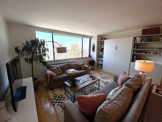 Rented by Bank Neary | media 2