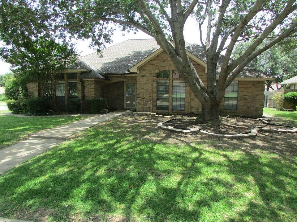 1st image of 698 Wisteria Dr