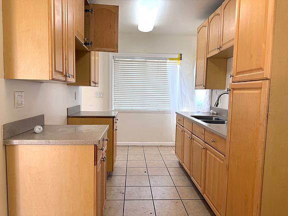 5th image of 1075 E Kingsley Ave