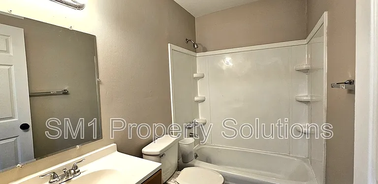 1529 Earl Dr #1 — Photo 14