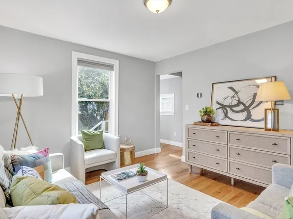 15 Crescent Sq Unit 2, Newton, MA 02458