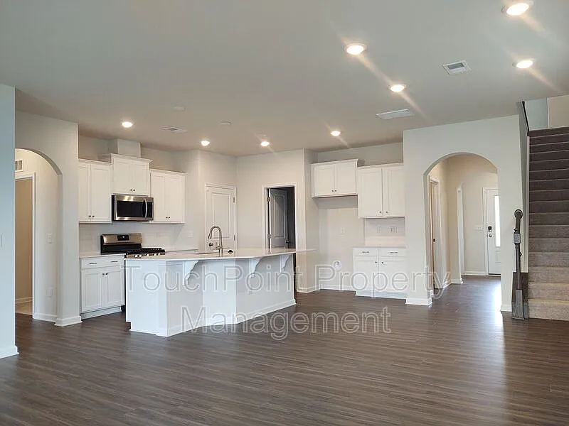 4 bed, 3.5 bath, 2711 sqft, $2,755 — Photo 3