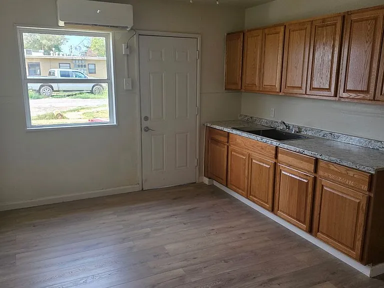 1506 W Yucca Ave — Photo 4