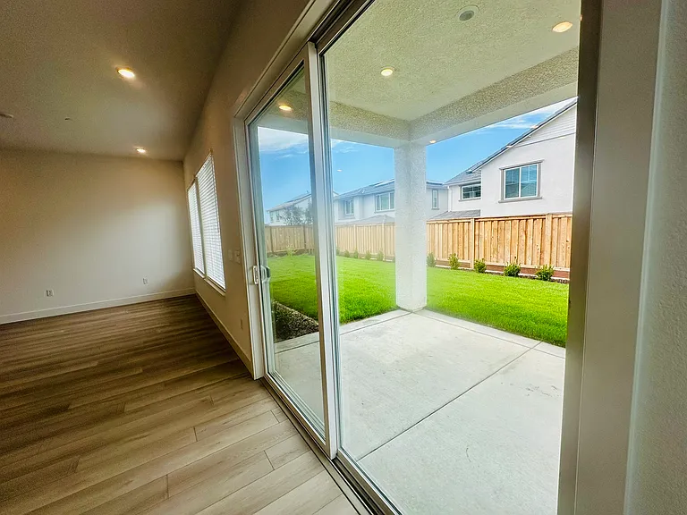 527 E Fiorino St — Photo 19