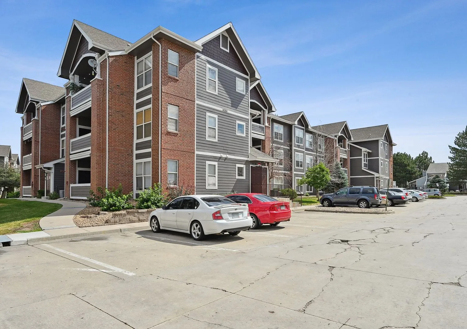 3 Bedroom Condo in Aurora — Photo 2