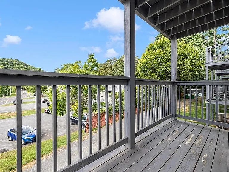 1429 Stratford Rd — Photo 9