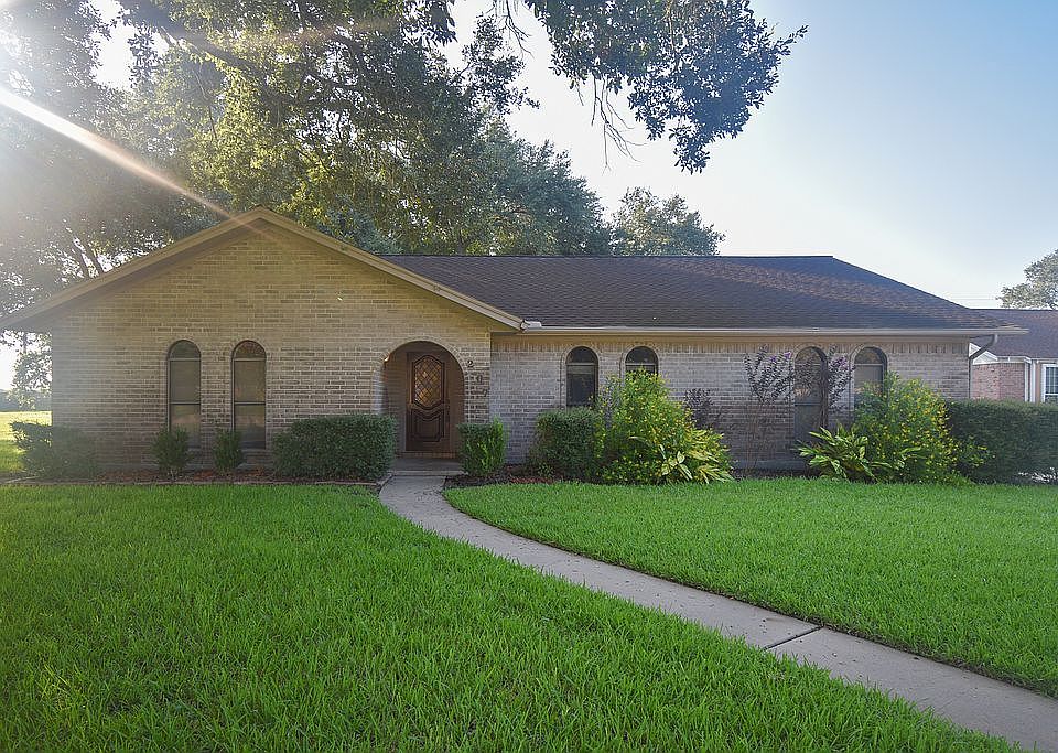 1st image of 207 Chimney Rock Dr