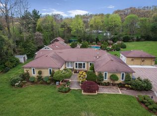 20 Burnham Ln, Dix Hills, NY 11746