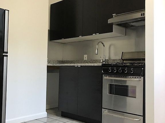 3rd image of 90 Stanton St APT 1B