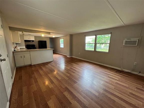 4th image of 1401 Dawn Dr N