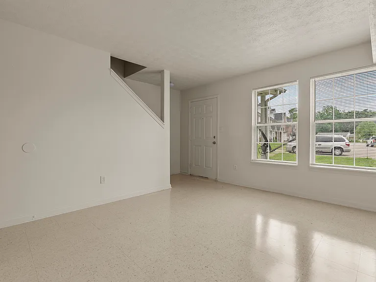 10405 Hillpark Dr — Photo 3