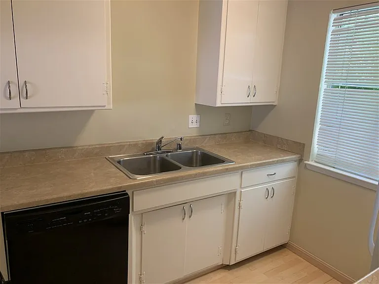 707 Hawthorne Ln — Photo 3