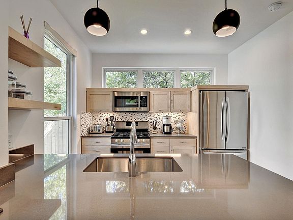5th image of 4913 Lynnwood St Unit 2