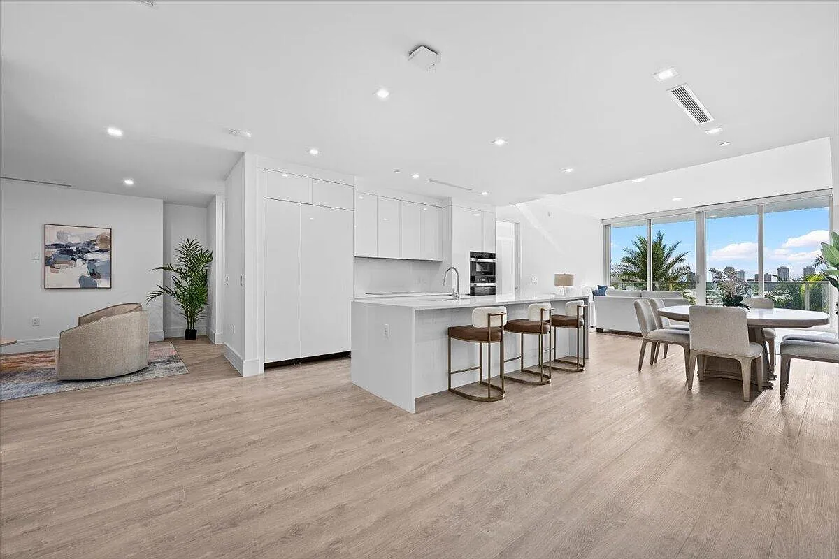 Nautilus 220 Condominium — Photo 4