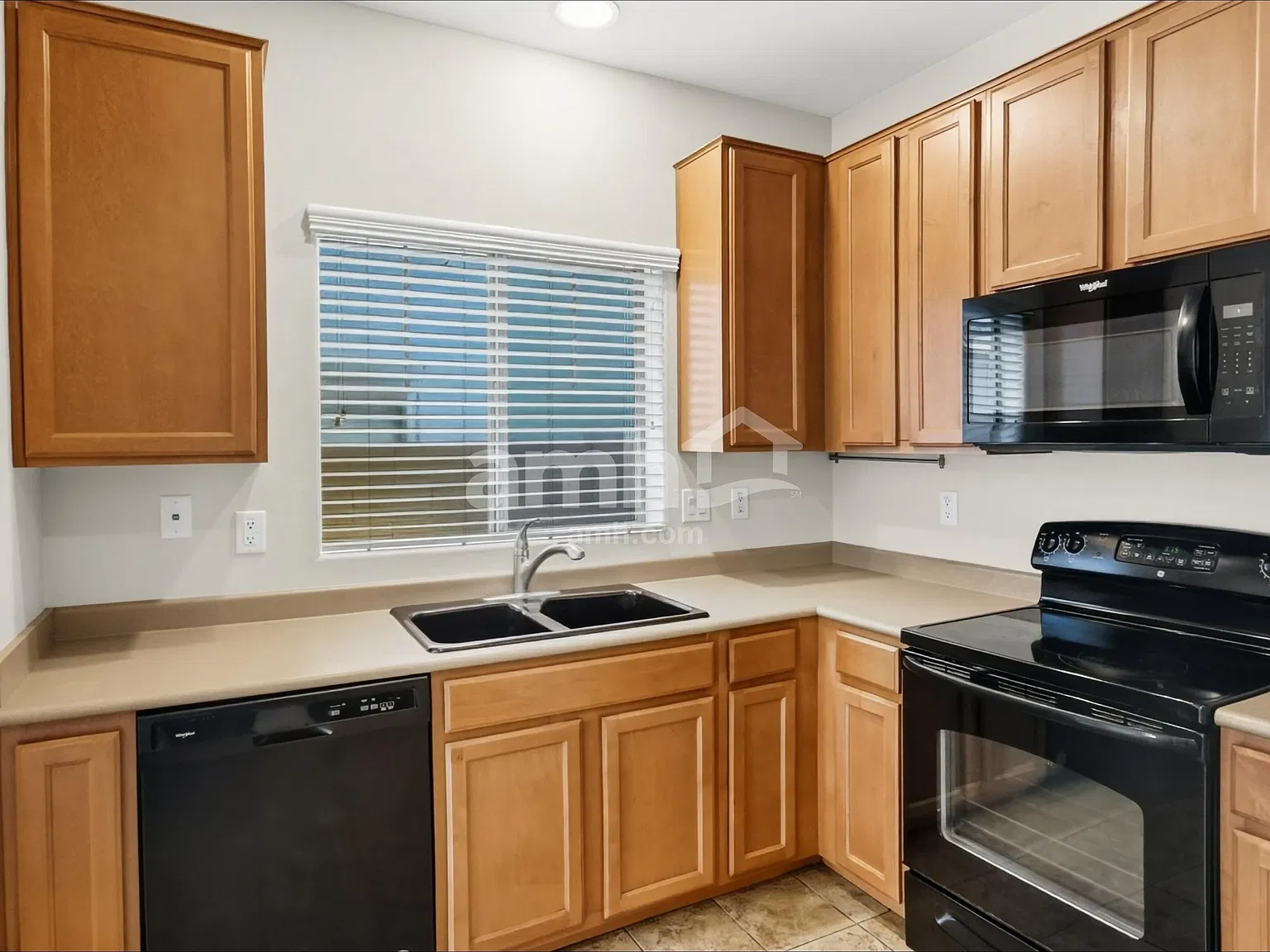 3 bed, 2.5 bath, 1375 sqft, $2,035 — Photo 3