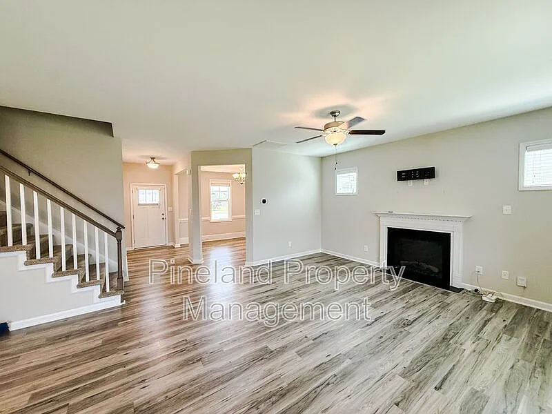 4 bed, 3.0 bath, 2510 sqft, $2,300 — Photo 2