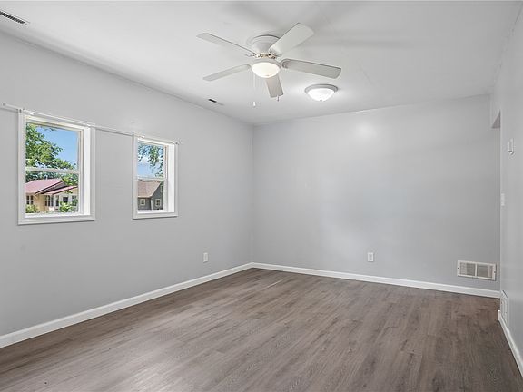 4th image of 1052 Daniels St NE