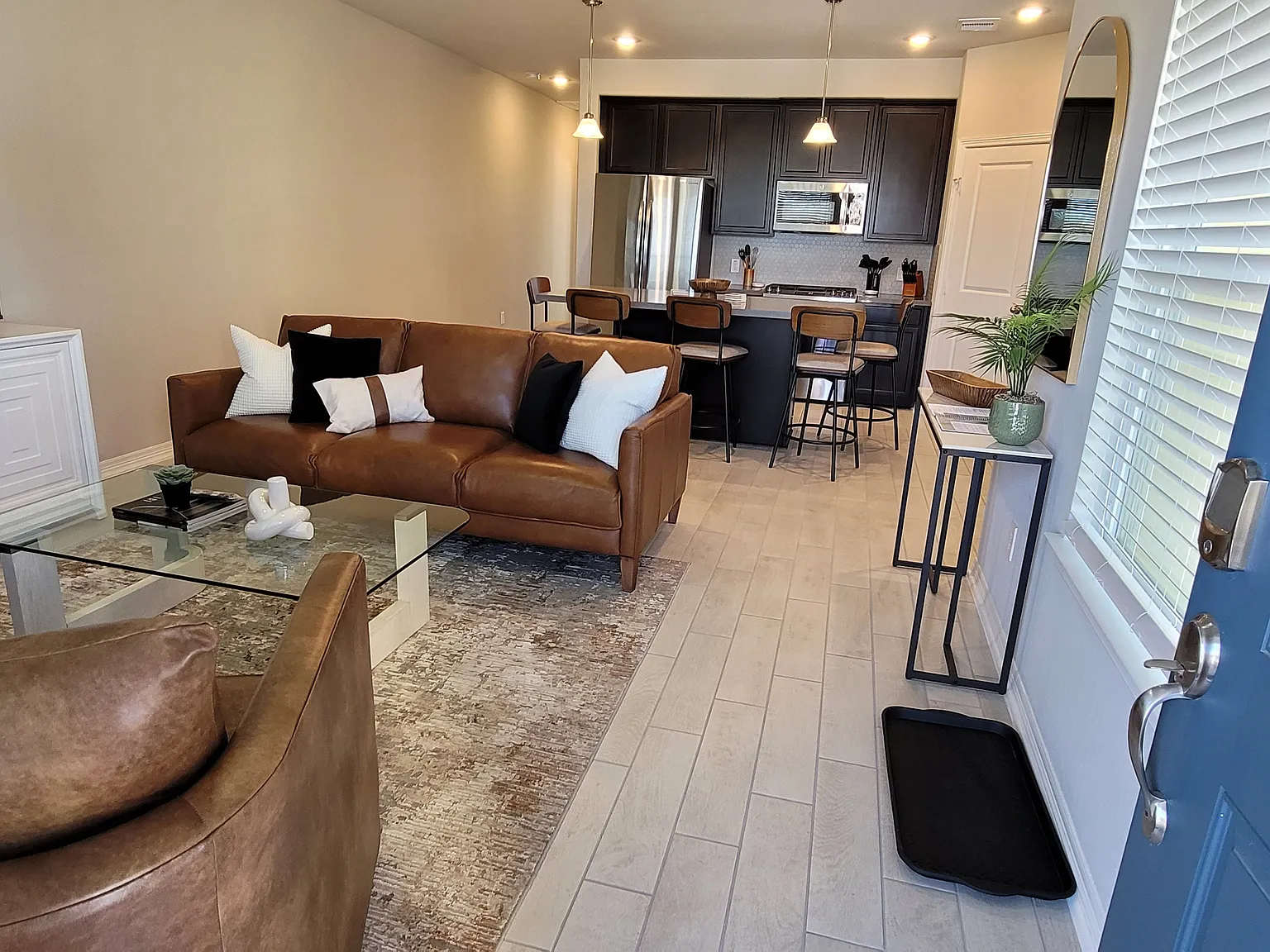 3 bed, 1800 sqft, $3,900 — Photo 2