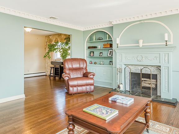 4th image of 225 Oak Neck Ln