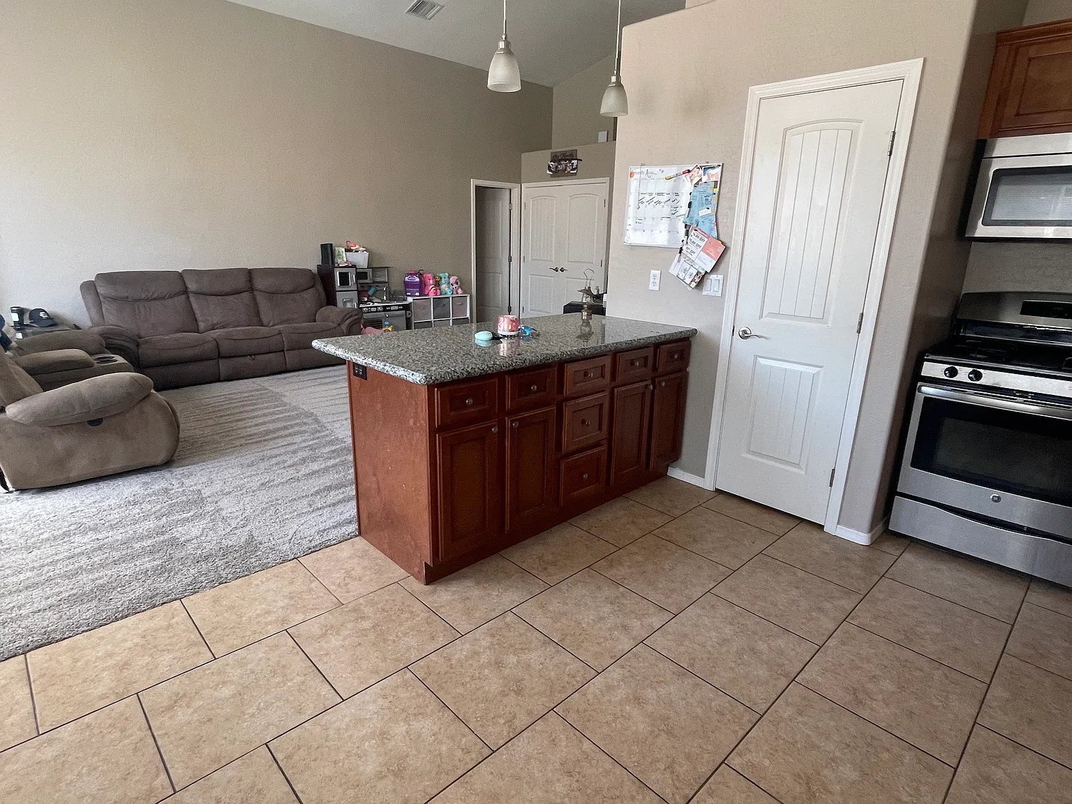 3 bed, 1800 sqft, $2,100 — Photo 3