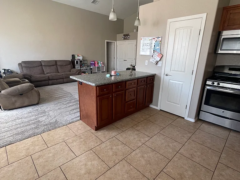 1121 W Cross Creek Ln — Photo 3