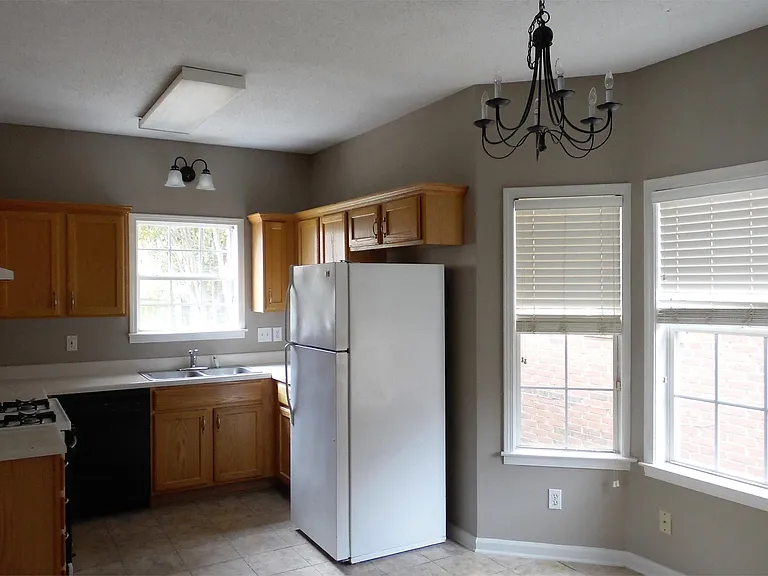 8669 Ashley Glen Cir N — Photo 3