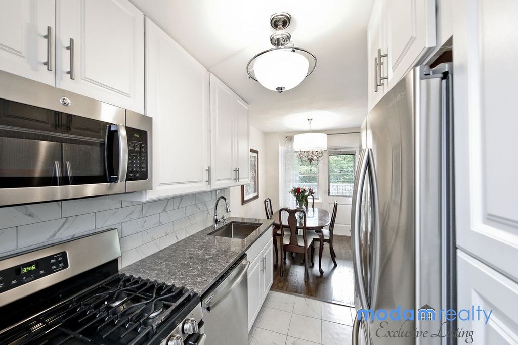 2 Bed 1 Bath Property, New York • 900 Sq Ft