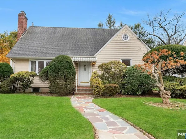 80 Voorhees St, Teaneck, NJ 07666