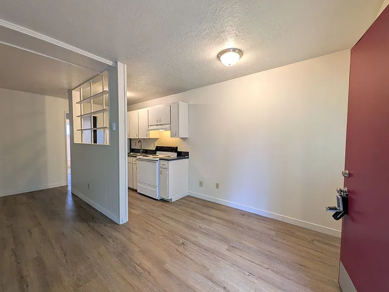 West Slope Apartments — Photo 10