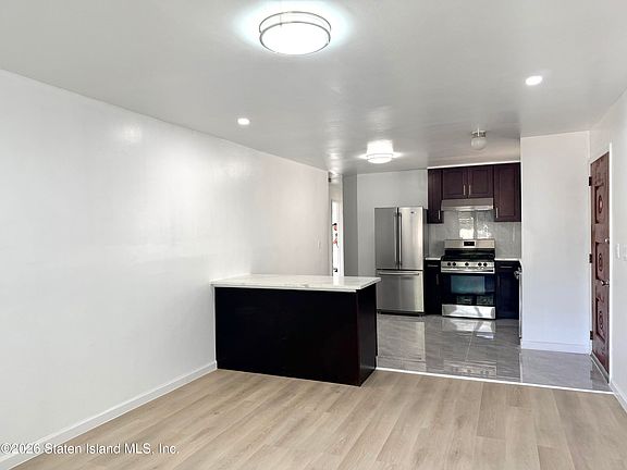 3rd image of 68 Cranford St Floor 1