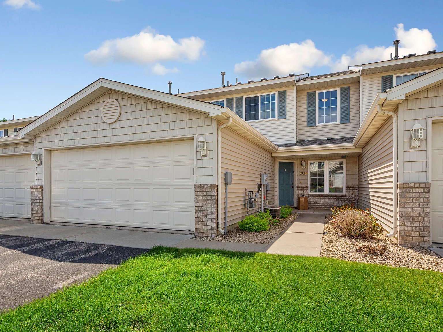 3 bed, 1.5 bath, 1350 sqft, $1,800 — Photo 3