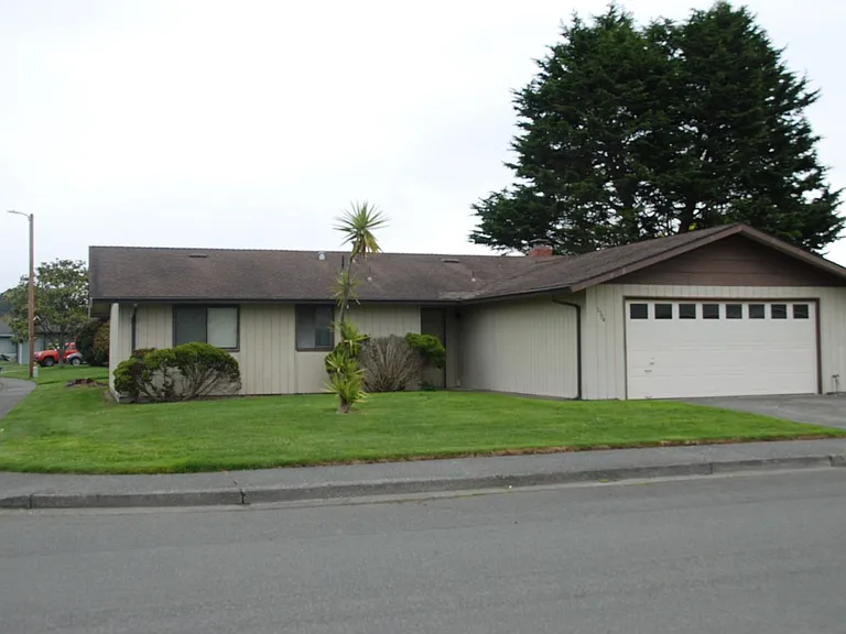 1704 Antoine Ave — Photo 1