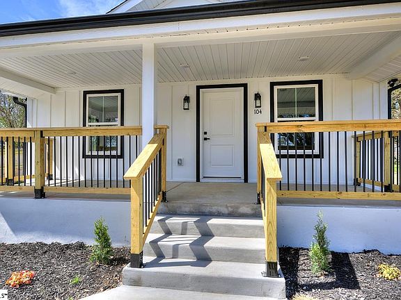 3rd image of 104 Albert St