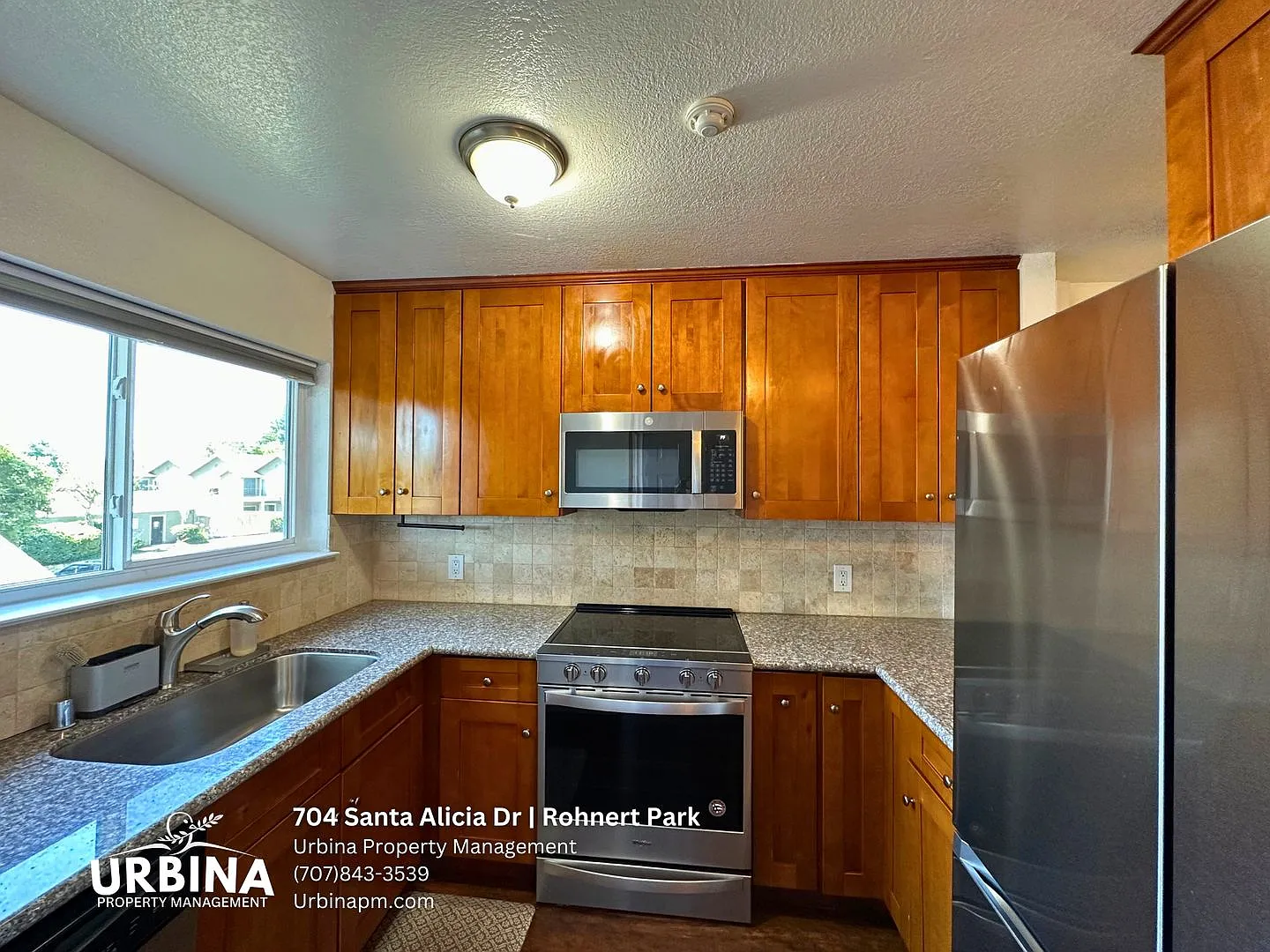 Stylish Upstairs 2 Bedroom Condo Near SMART Train and Shopping — Photo 2