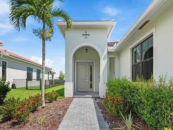 3rd image of 521 SE Fascino Cir