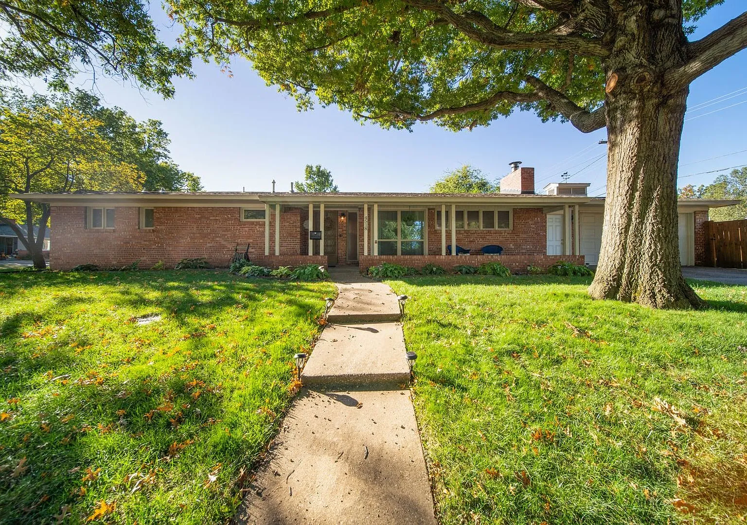 Spacious Midtown Ranch In Patrick Henry School District! — Photo 2