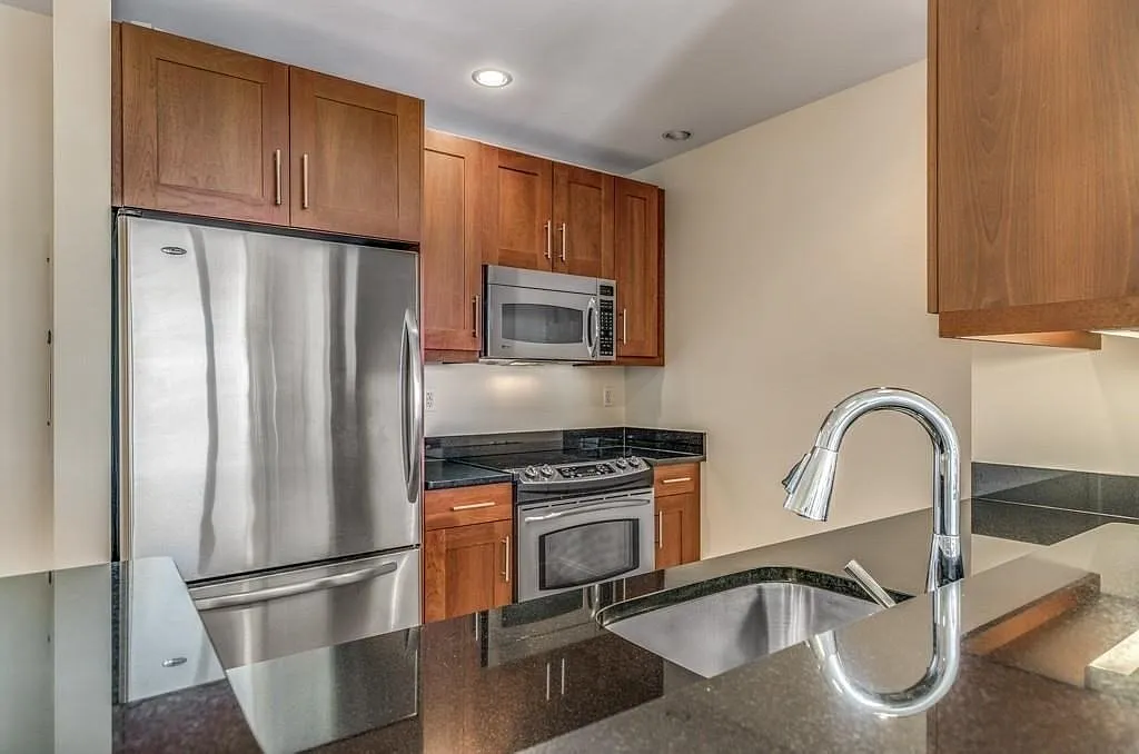 1 bed, 785 sqft, $3,700 — Photo 3