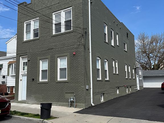 2nd image of 158 Lincoln Pl APT 1R