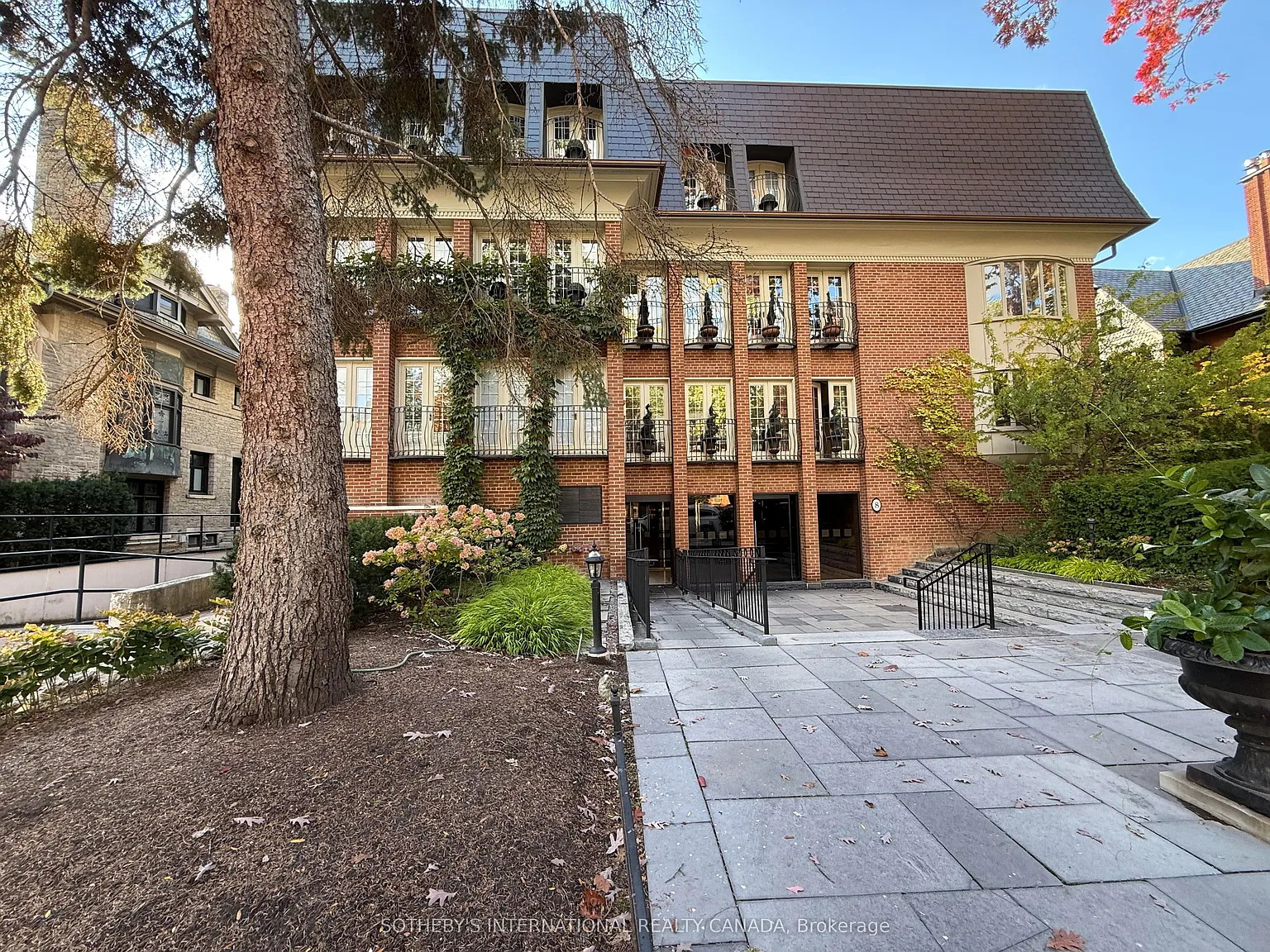 8 Hawthorn Ave #202 photo 1
