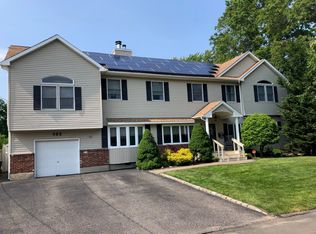 1 Willowtree Pl, Huntington Station, NY 11746