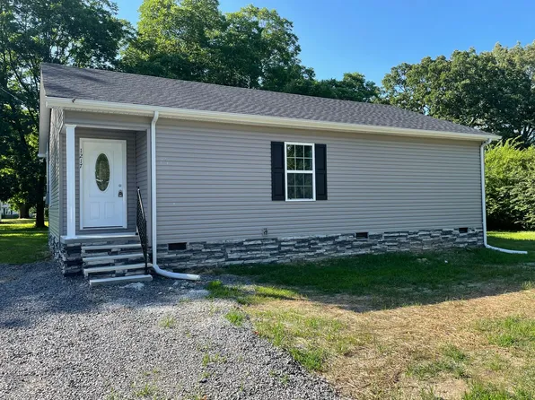 1217 E Lauderdale St, Tullahoma, TN 37388