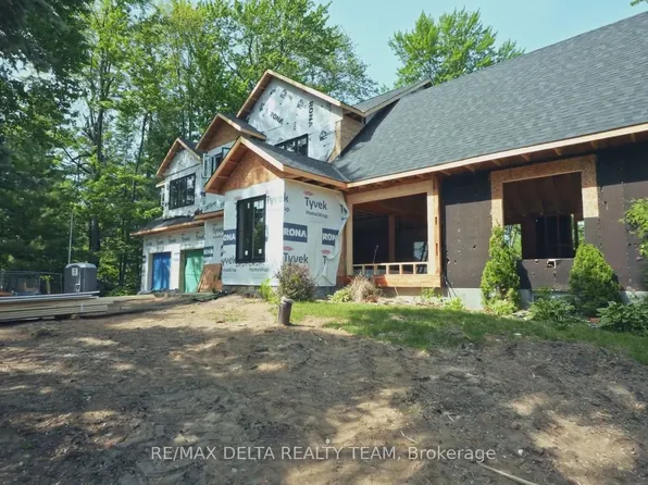8 Pineglen Cres, Ottawa, ON K2E 6X7