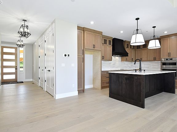 5th image of 14915 NE 40th Ct