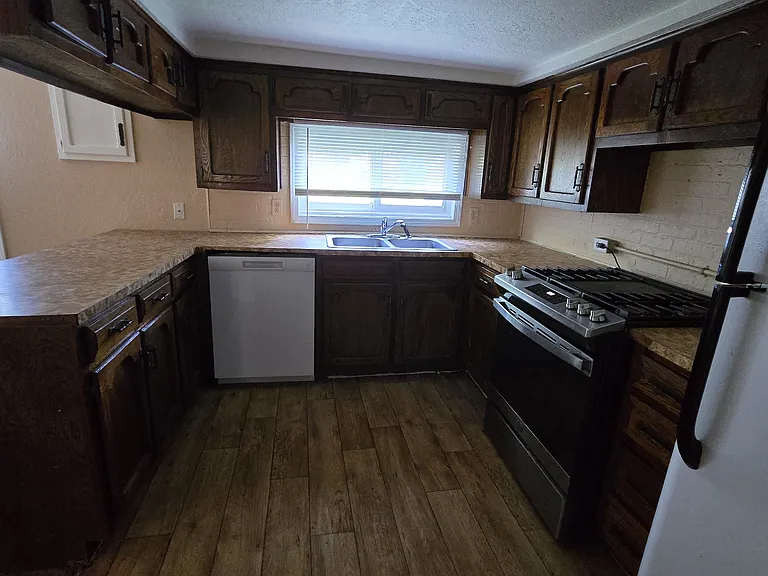 252 E Center St — Photo 6
