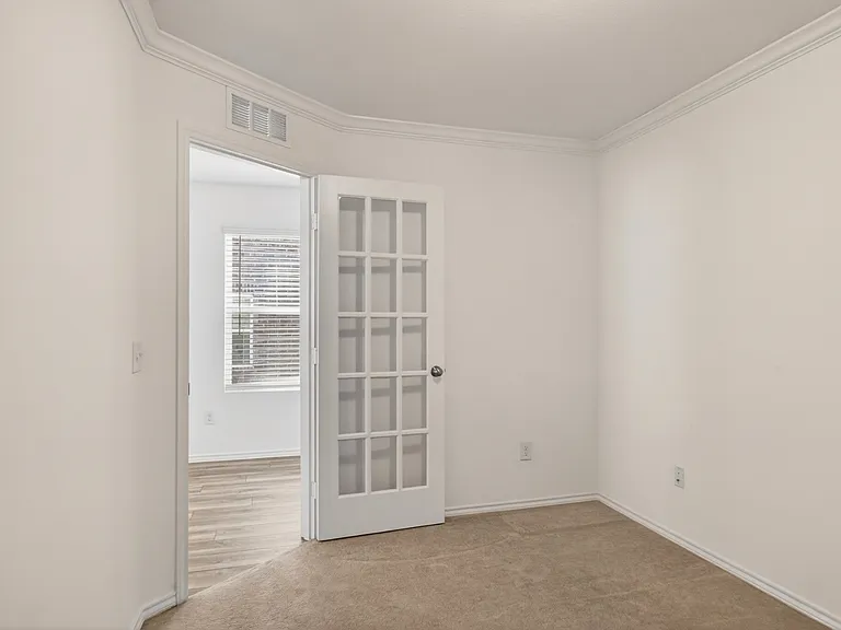 605 Grenada Lake Dr — Photo 11