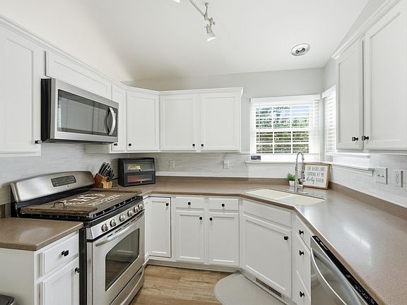 4th image of 501 Killarney Ln