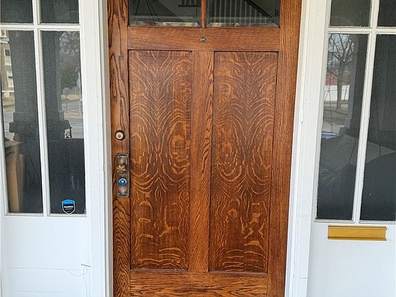 5th image of 922 E Spring Street