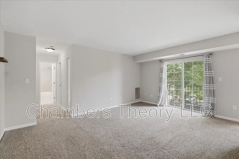 1521 Colonial Dr — Photo 4