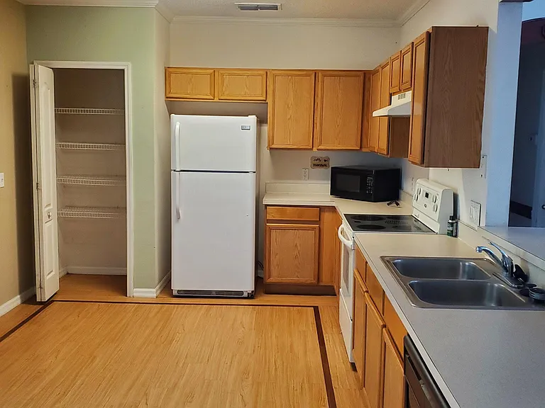 816 Mountbatten Ln — Photo 2