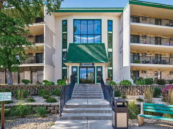 10501 Cedar Lake Rd APT 318, Minnetonka, MN 55305
